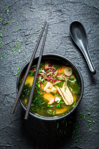 Misosuppe mit Tofu und Grünkohl