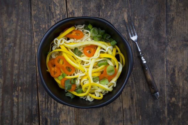 Spaghettis aus gelben Zucchini, Sobanudeln und Paprika