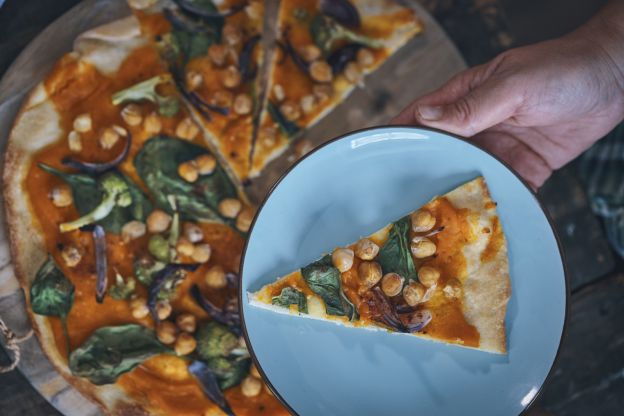 Vegane Pizza mit Spinat und Kichererbsen