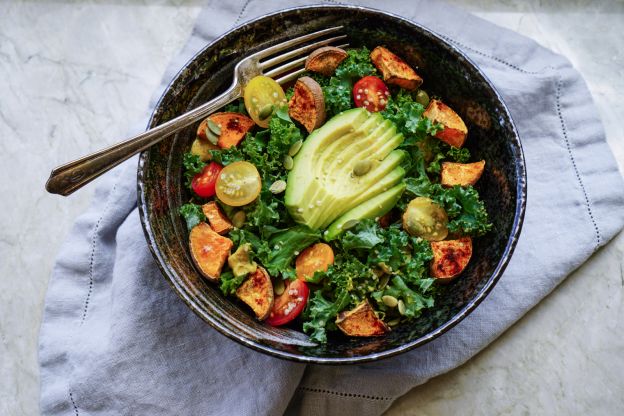 Grünkohlsalat mit Süßkartoffeln , Avocado und Kürbiskernen