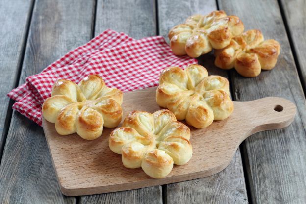 Butterweiche Brioches in Blumenform