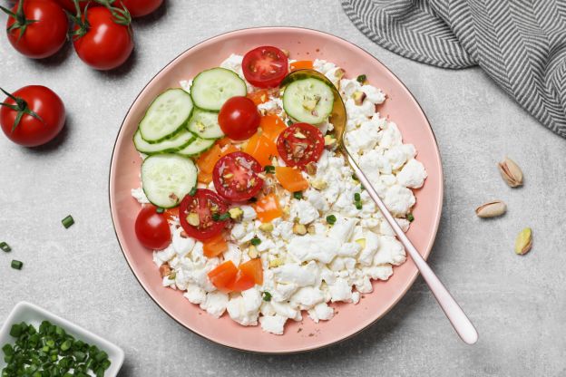 Hüttenkäse mit Gemüse