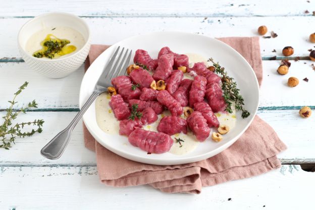 Rote Bete Gnocchi mit Sahnesauce und Haselnüssen