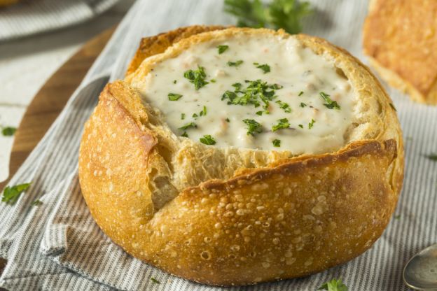 Muschelsuppe in Brotschüssel