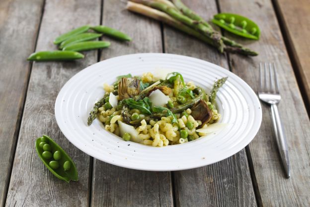 Pasta mit grünem Spargel, Erbsen und Artischocken