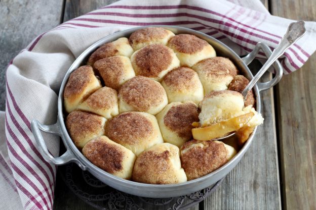 weiche hefebällchen mit Äpfeln und Zimt