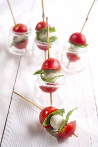 Mini Spiesse mit Basilikum, Tomate und Mozzarella