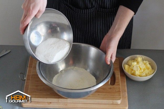 Für die Streusel Mehl und Zucker in einer Schüssel vermengen.