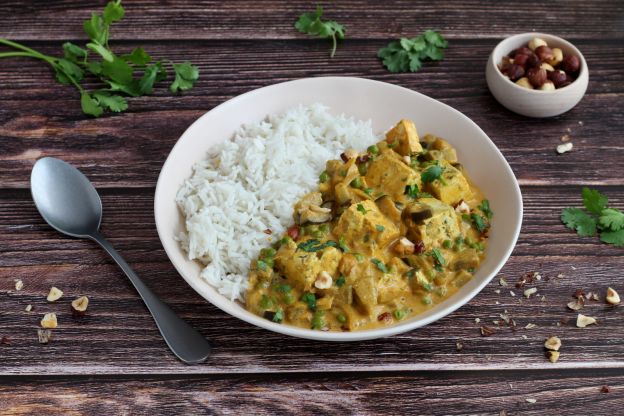 Curry mit Tofu, Haselnüssen und Kokosmilch