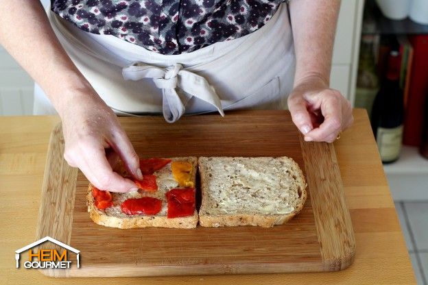 3 Toastbrotscheiben mit Paprika belegen