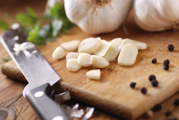 Knoblauch schneiden, ohne dass er an der Klinge kleben bleibt