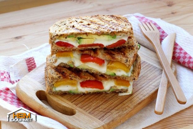 Die Sandwiches halbieren und sofort servieren