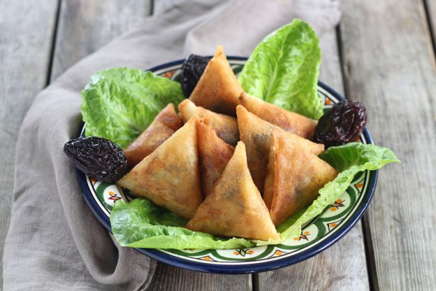 Knusprige marokkanische Teigtaschen mit Hühnchen-Dörrpflaumenfüllung