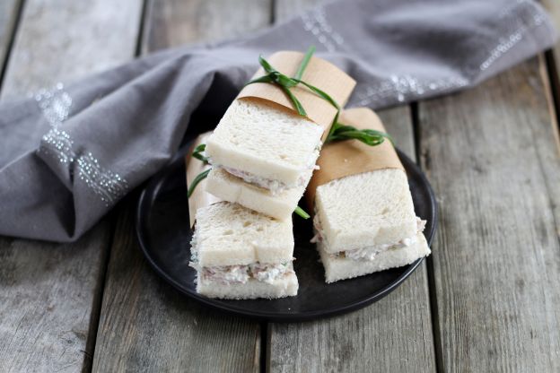 Mini-Club-Sandwiches mit Blauschimmelkäse