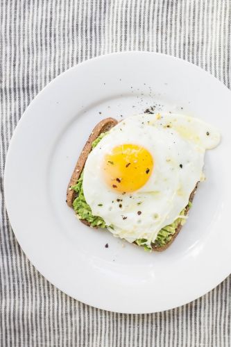 Avocadotoast mit Spiegelei