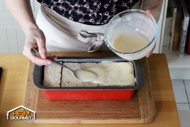 Die restliche Béchamelsoße auf dem Toastbrot verteilen