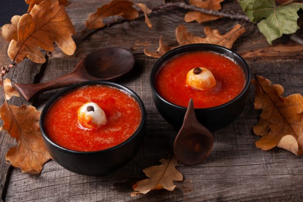 Tomatenblutsuppe mit Mozzarella Augäpfeln