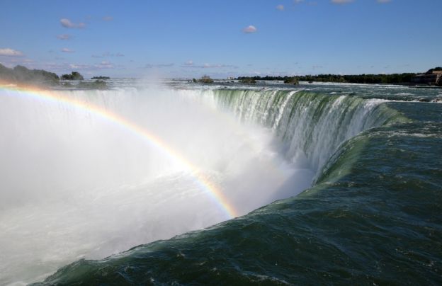 Lass dich nassregnen am Fuss der Niagrafälle, USA / Canada