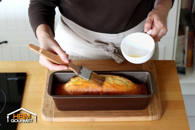 Den Kuchen mit dem Sirup tränken