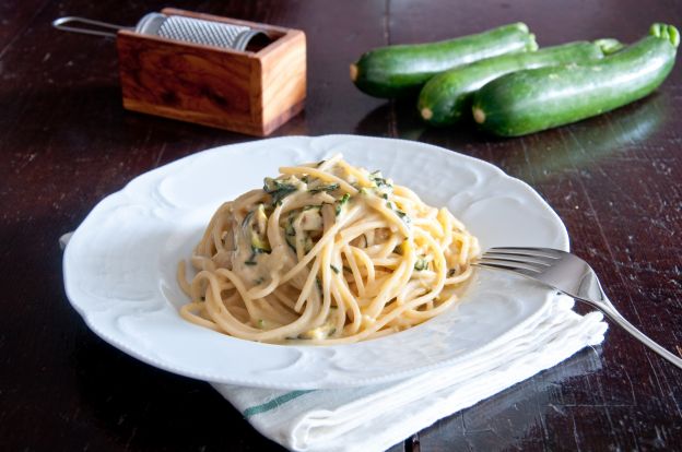 Zucchini und Pinienkerne