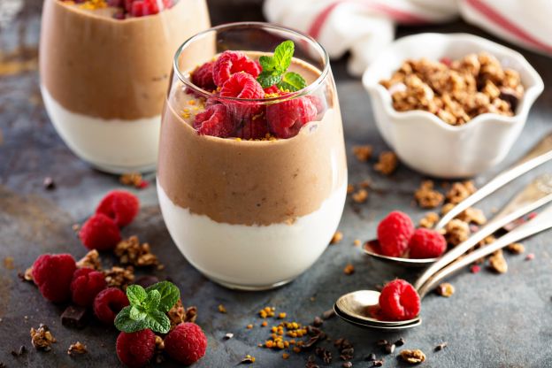 Dessert: Griechischer Joghurt mit weißer und dunkler Schokolade