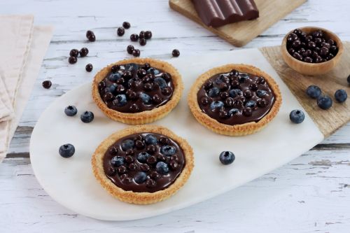 Blaubeer-Törtchen selbstgemachtem Mürbeteig und süßer Schokocreme