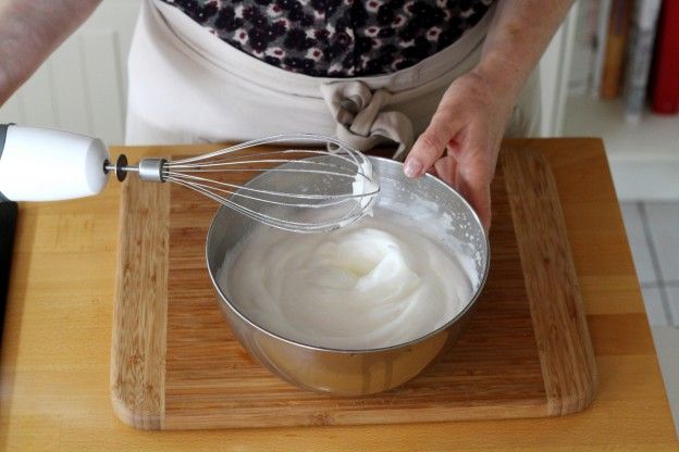 Die Eiweiße zu Eischnee schlagen