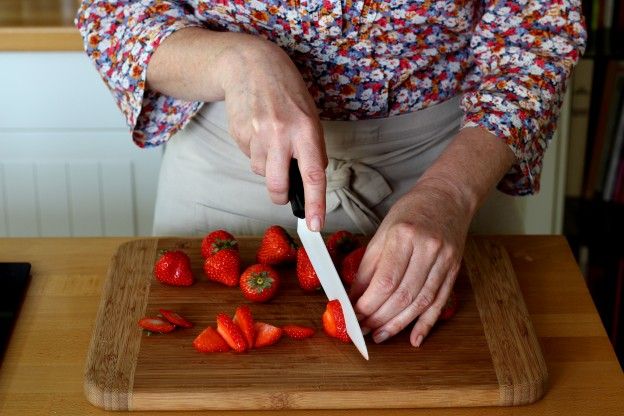 Die Erdbeeren schneiden