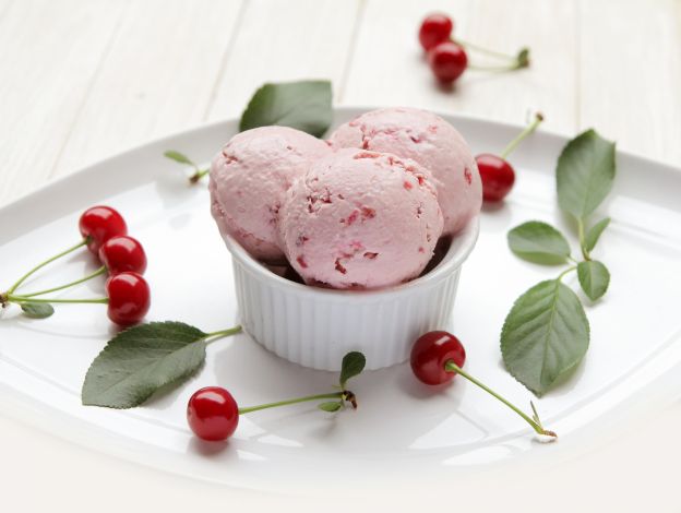 Veganes Kirsch-Eis mit Schokosplittern