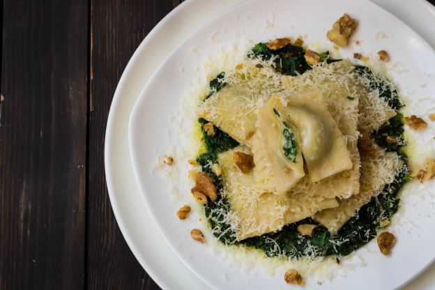 Ravioli mit Ricotta und Salbei-Basilikum-Füllung