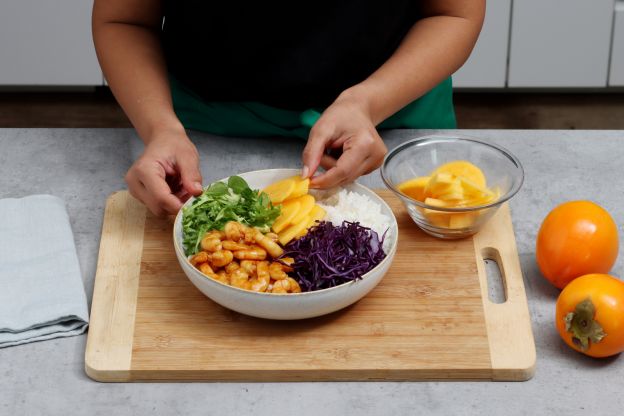 Poke Bowl mit Kakis, Shrimps und Rotkohl