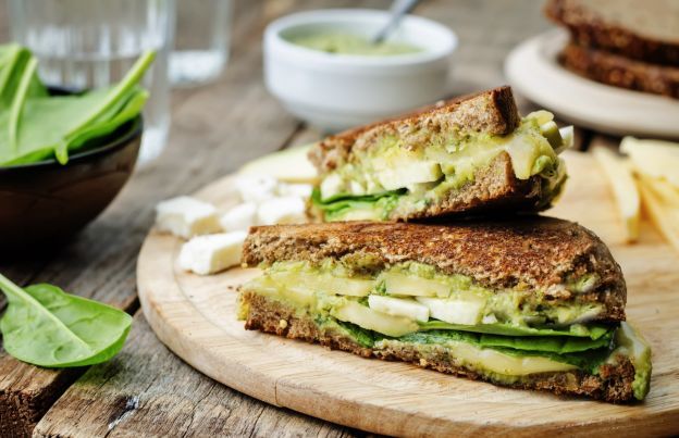 Sandwich mit Avocado, Käse und Ei