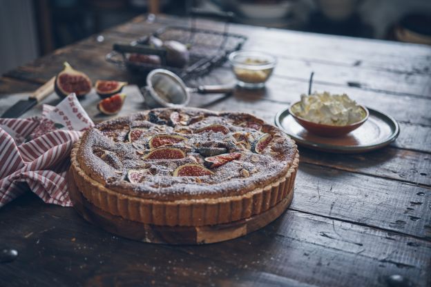 Mandeltarte mit Feigen und Fourme d'Ambert