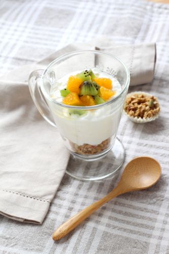 Joghurt mit Granola und frischen Früchten