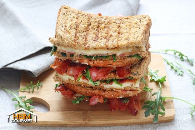 Deluxesandwich mit Bacon, Käse und Rucola