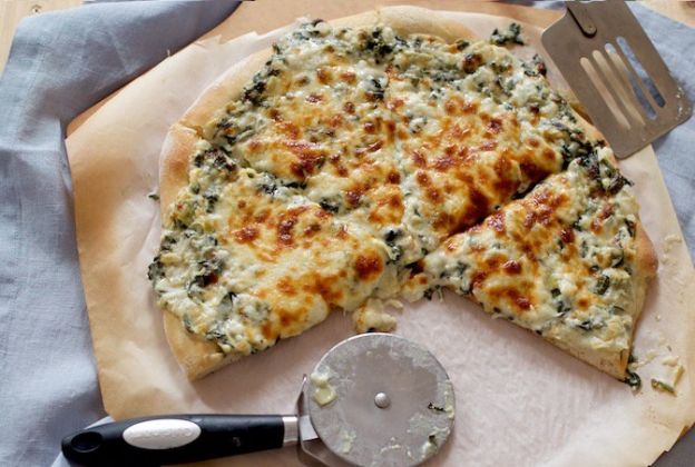 63. Leckere Pizza mit Spinat und Artischocke