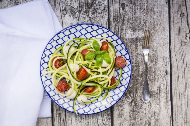 Zucchinispaghetti mit Kirschtomaten und Mozzarella