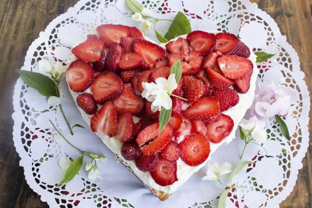 Herztorte mit Erdbeeren und Diplomatencreme