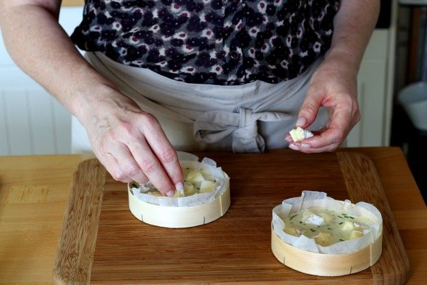 Camembert hinzugeben