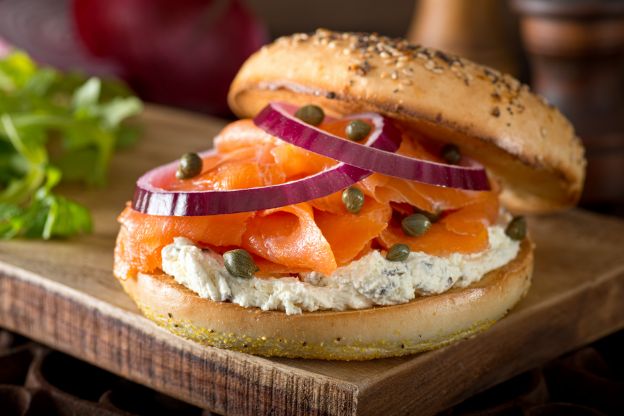 Belegter Bagel mit Frischkäse und Räucherlachs