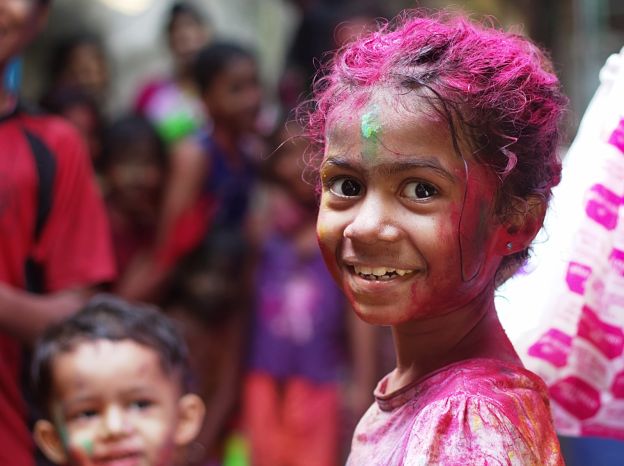 Leg Farbe auf beim Holi Color Festival, Indien