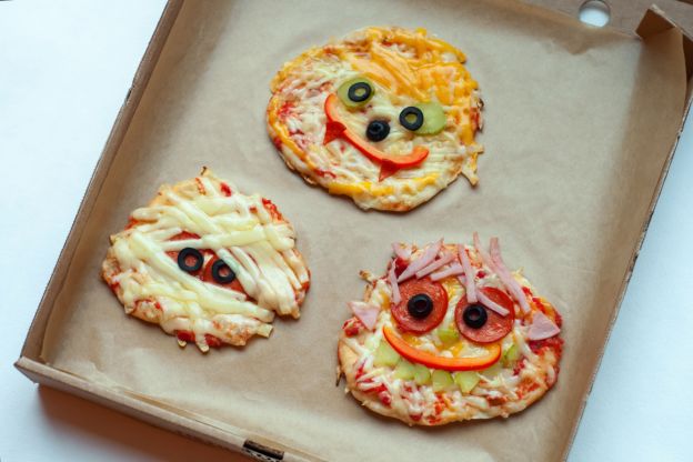 Noch eine Idee für kleine Monster: Mini Monster- und Mumienpizzen