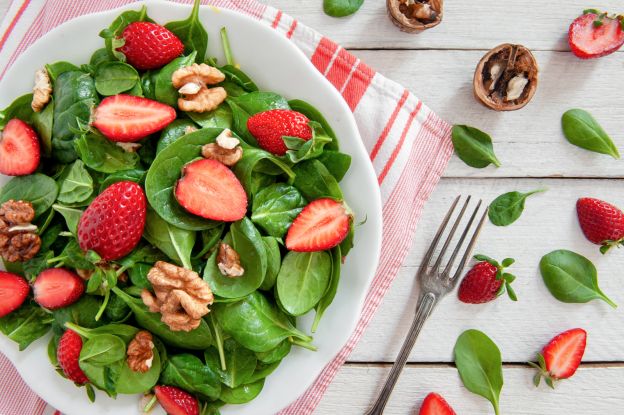 Babyspinat mit Erdbeeren und Walnüssen