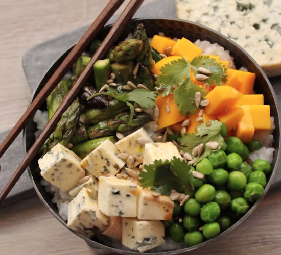 Poke Bowl mit Spargel und Blauschimmelkäse