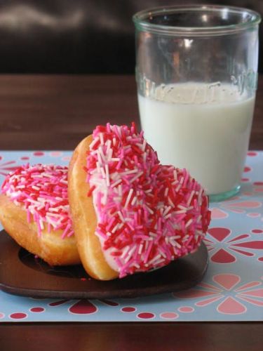 Herzdoughnuts mit rosa Glasur