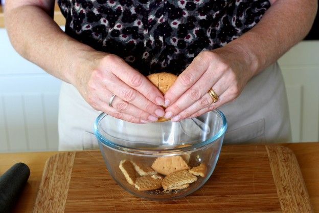 Die Butterkekse zerkleinern