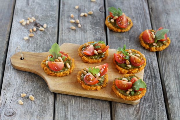 Süßkartoffelpizzen mit Pesto und frischen Kirschtomaten