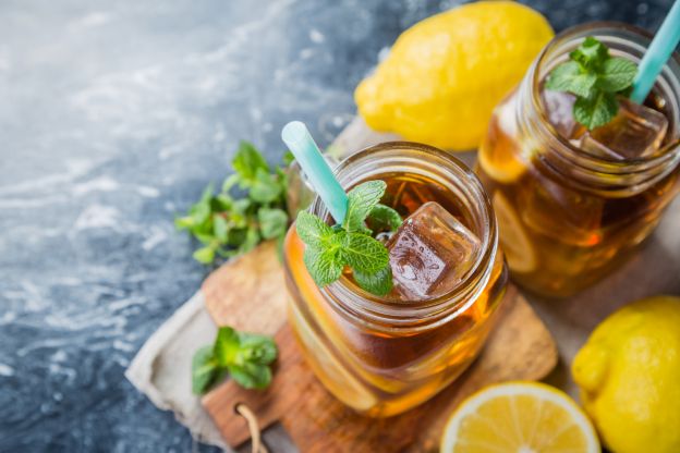 Alkoholfreier Cocktail mit Kräuterlimonade