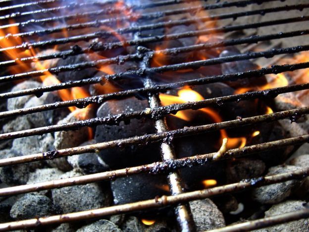 Auf einem schmutzigen Rost grillen