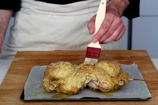 Das Huhn mit Senf bestreichen